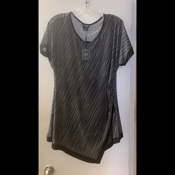 🌟 Full Figure Short Sleeve Asymmetric Top - Picture 1 of 5
